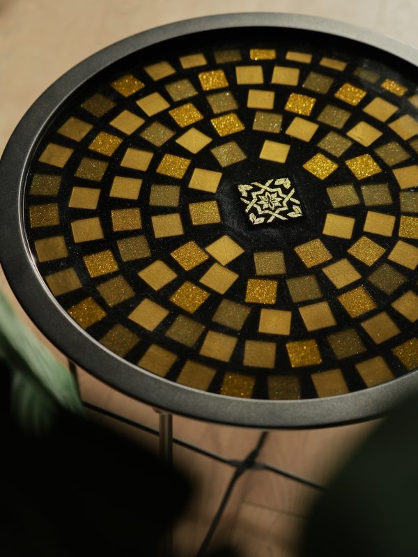 Стіл круглий журнальний з епоксидної смоли та мозаїки 47 см