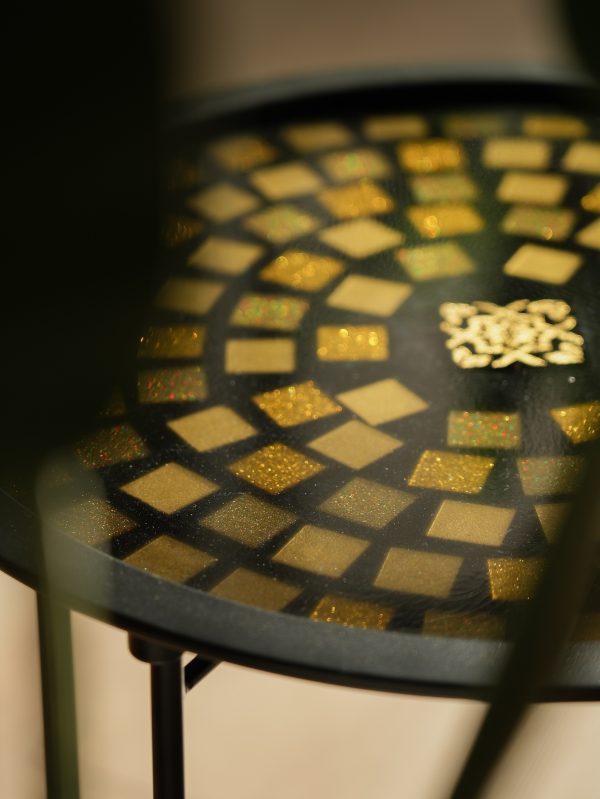 Стіл круглий журнальний з епоксидної смоли та мозаїки 47 см