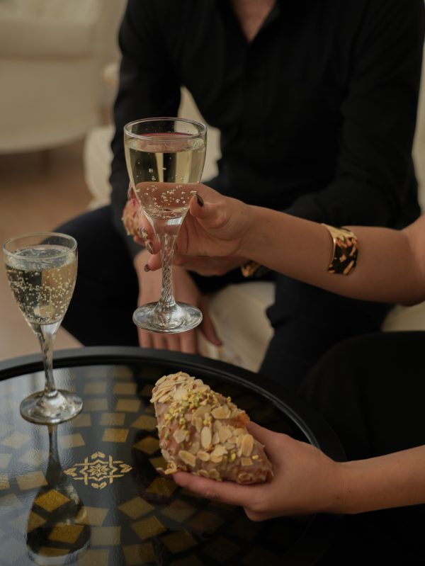 Стіл круглий журнальний з епоксидної смоли та мозаїки 47 см