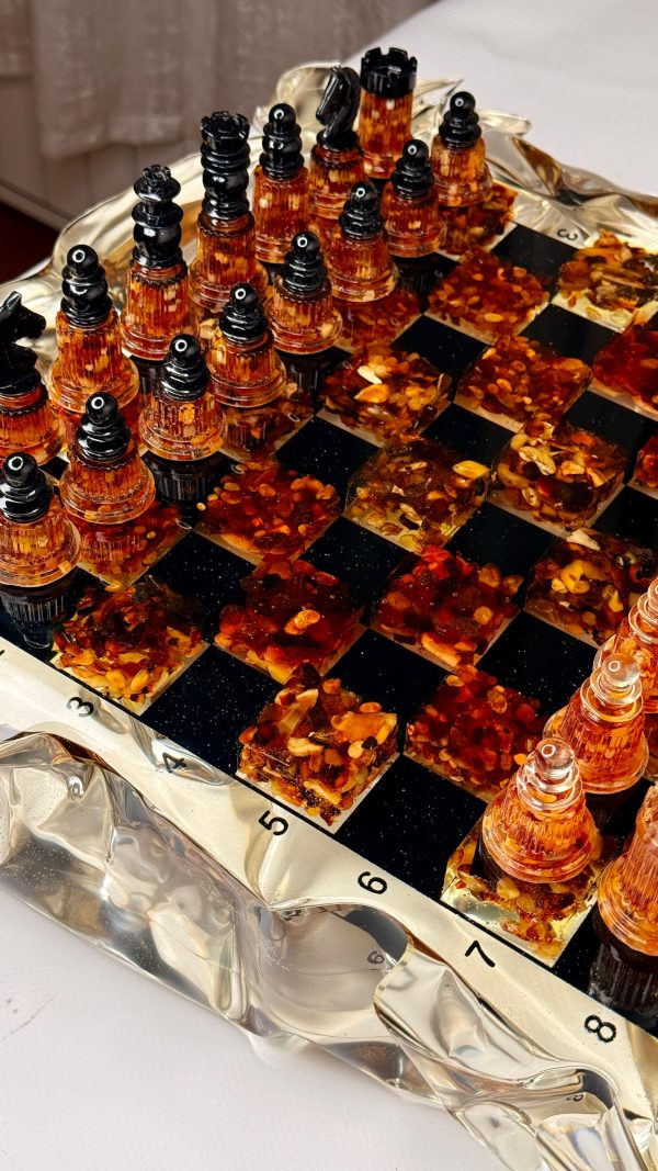 WhatsApp Image 2025-12-26 at 09.43.40 Шаховий набір з епоксидної смоли та бурштину Amber Iceberg