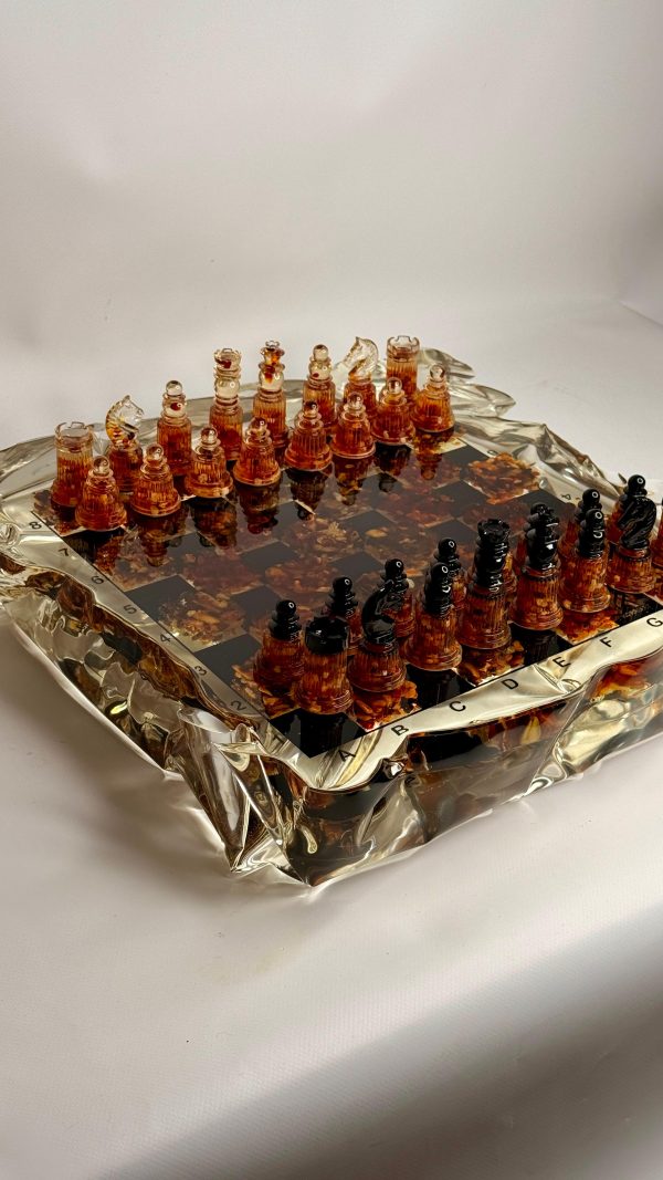 WhatsApp Image 2025-12-26 at 09.43.43 (1) Шаховий набір з епоксидної смоли та бурштину Amber Iceberg