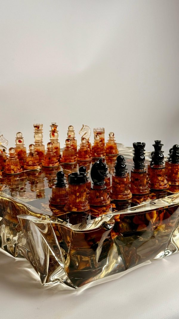 WhatsApp Image 2025-12-26 at 09.43.43 Шаховий набір з епоксидної смоли та бурштину Amber Iceberg