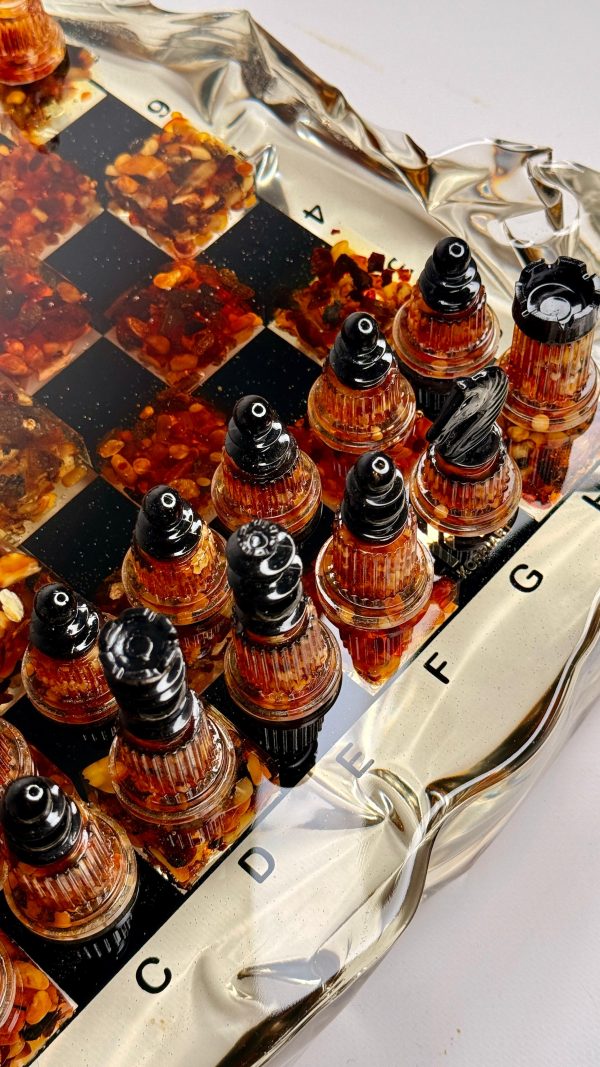 WhatsApp Image 2025-12-26 at 09.43.48 (1) Шаховий набір з епоксидної смоли та бурштину Amber Iceberg