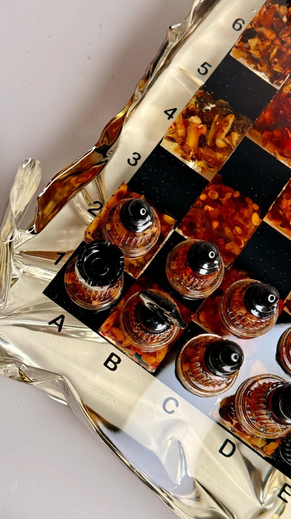 WhatsApp Image 2025-12-26 at 09.43.48 (2) Шаховий набір з епоксидної смоли та бурштину Amber Iceberg