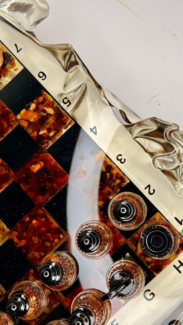 WhatsApp Image 2025-12-26 at 09.43.48 (3) Шаховий набір з епоксидної смоли та бурштину Amber Iceberg