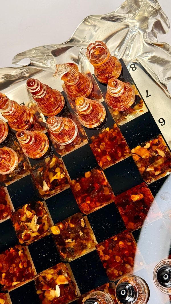 WhatsApp Image 2025-12-26 at 09.43.48 (4) Шаховий набір з епоксидної смоли та бурштину Amber Iceberg