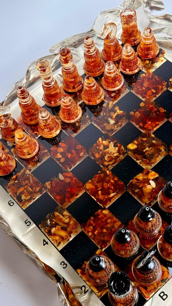 WhatsApp Image 2025-12-26 at 09.43.48 Шаховий набір з епоксидної смоли та бурштину Amber Iceberg
