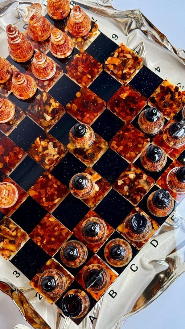 WhatsApp Image 2025-12-26 at 09.43.49 (2) Шаховий набір з епоксидної смоли та бурштину Amber Iceberg