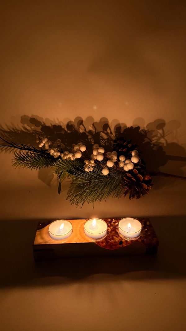 Підсвічник із капової тополі, епоксидної смоли та бурштину