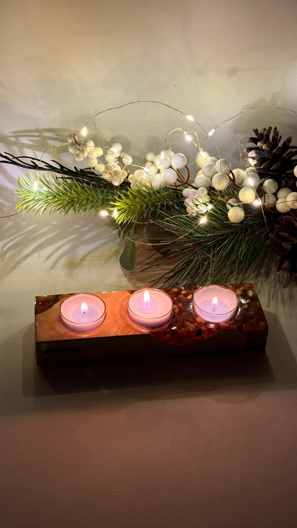 Підсвічник із капової тополі, епоксидної смоли та бурштину