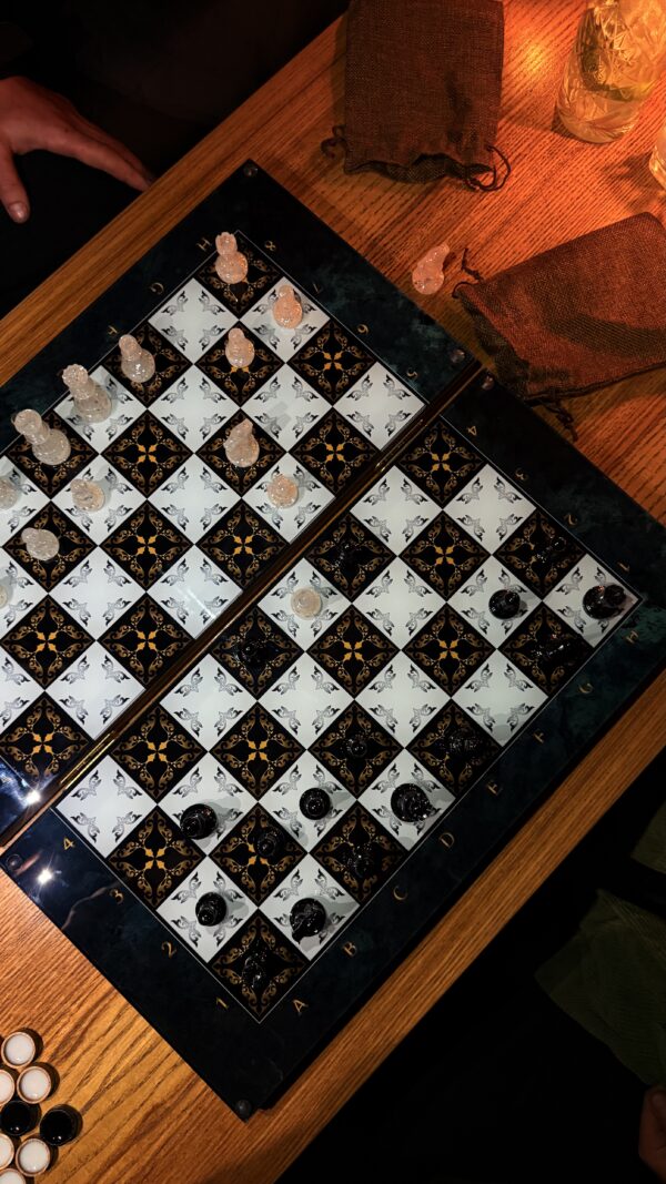 Подарунковий набір з дерева і гартованого скла: 3 в 1 — нарди, шахи, шашки