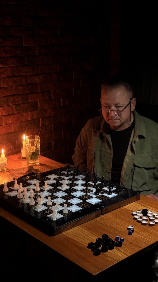 Подарунковий набір з дерева і гартованого скла: 3 в 1 — нарди, шахи, шашки