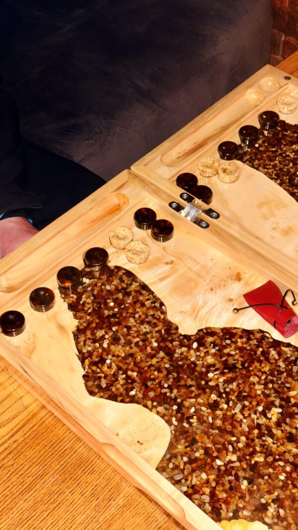 IMG_3339 Ексклюзивні нарди з бурштину, капового клену та епоксидної смоли