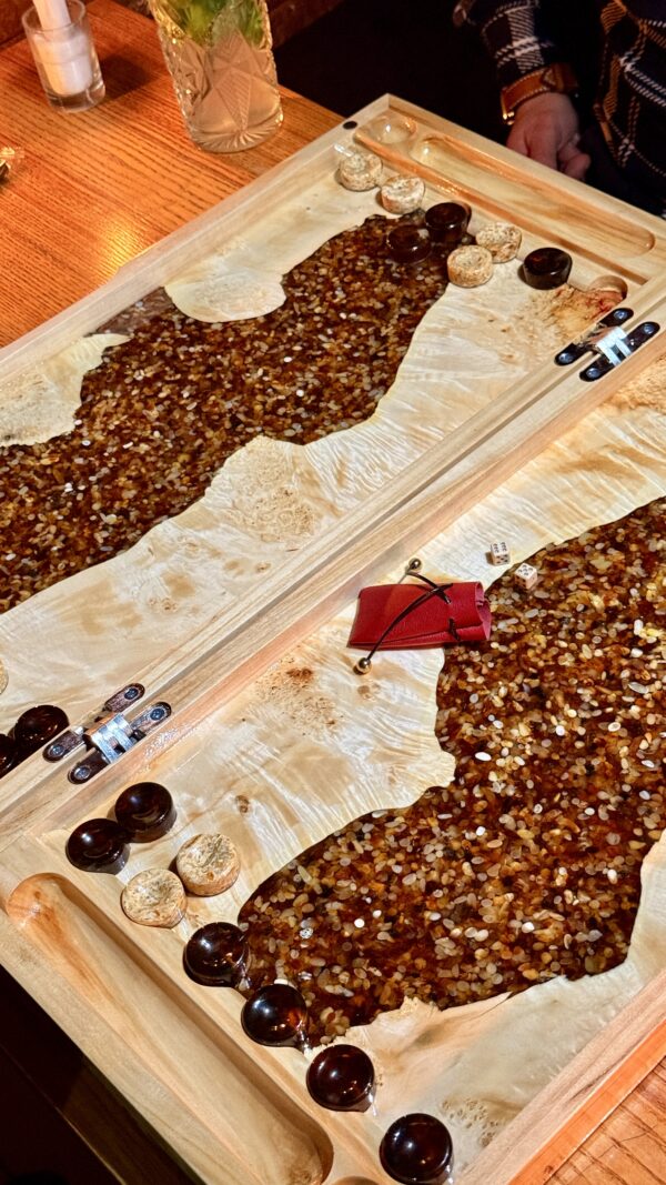 IMG_3345 Ексклюзивні нарди з бурштину, капового клену та епоксидної смоли